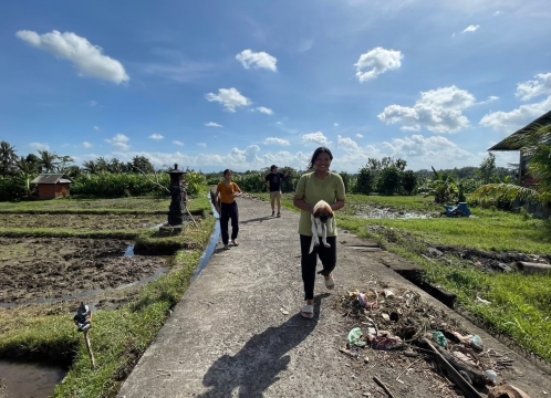 田園風景の中をみんなでお散歩